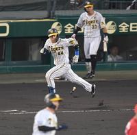 １回、左前打を放ち３番の糸原（後方）へつなぐ阪神・梅野＝甲子園（撮影・飯室逸平）