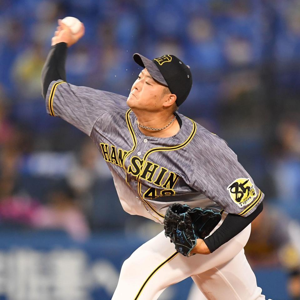 　力投する先発投手の斎藤