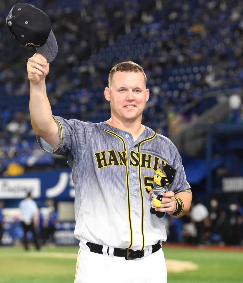 　ヒーローインタビューを終え、ファンの声援に応えるサンズ