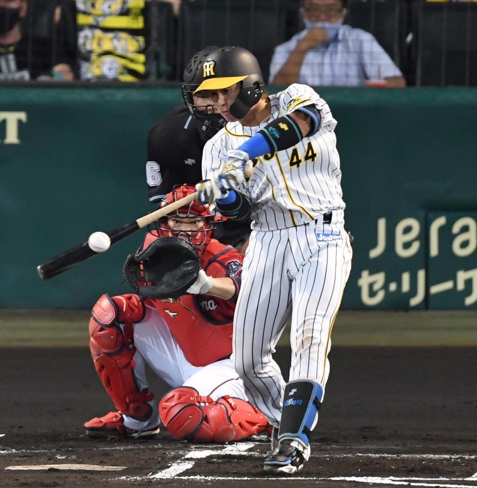 １回、左前打を放つ阪神・梅野＝甲子園（撮影・飯室逸平）