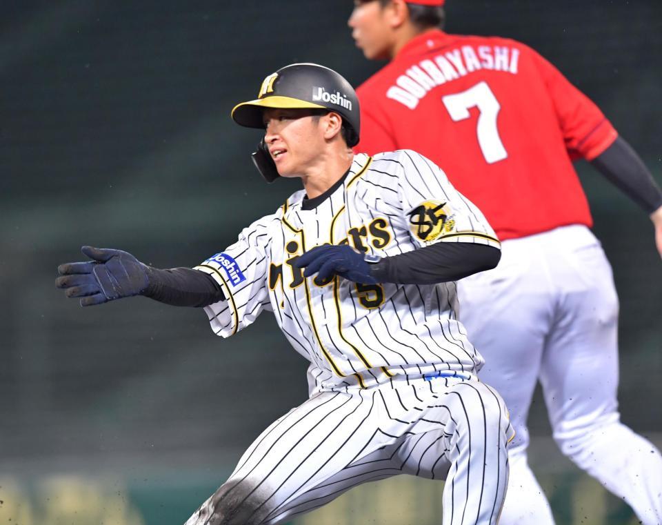 ３回、三盗を成功させ、広島の捕手・坂倉からの悪送球ですかさず本塁へ向かう阪神・近本＝甲子園（撮影・立川洋一郎）