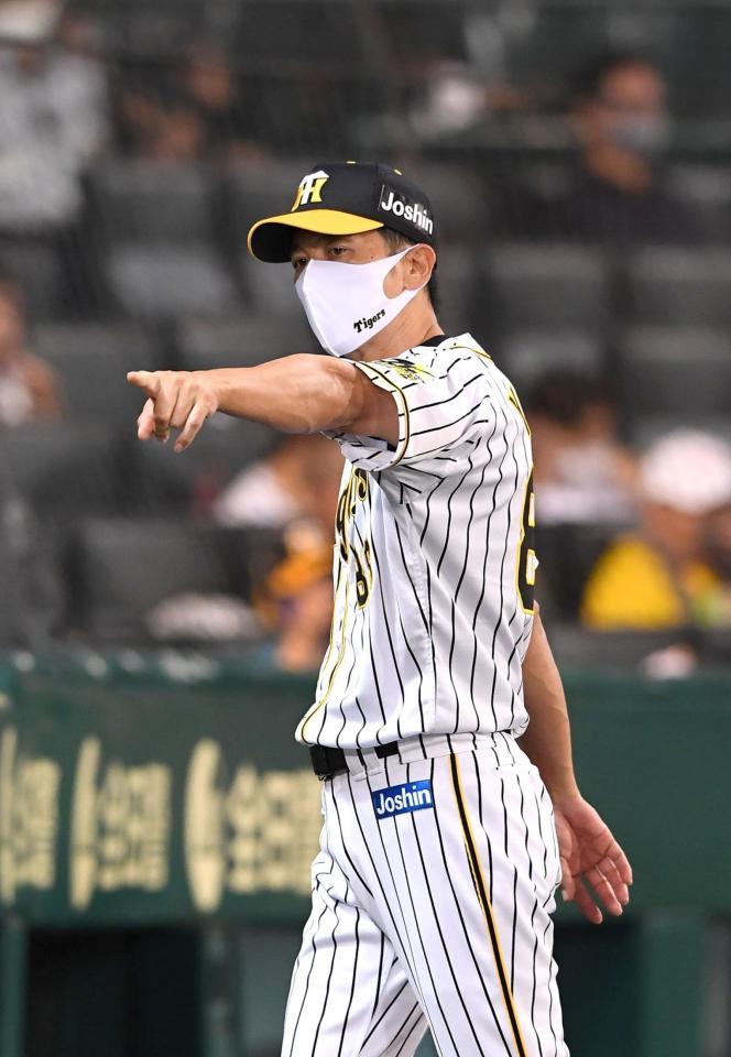 ６回の攻撃を終え、選手交代を告げ終えた阪神・矢野監督＝甲子園（撮影・北村雅宏）