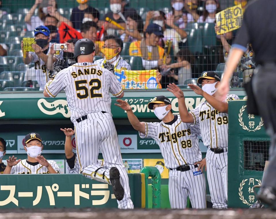 ６回、ソロを放ったサンズ（５２）を出迎える阪神・矢野監督（右から２人目）＝甲子園（撮影・立川洋一郎）