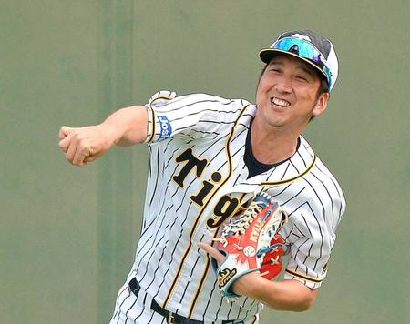 　キャッチボールをする藤川（代表撮影）