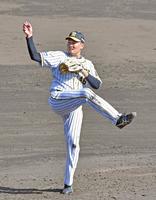 　力投する先発の秋山（撮影・立川洋一郎）