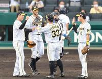 　勝利を喜ぶ（左から）大山、阪神・スアレスら阪神ナイン