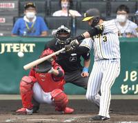 　８回、二塁打を放つ阪神・大山悠輔