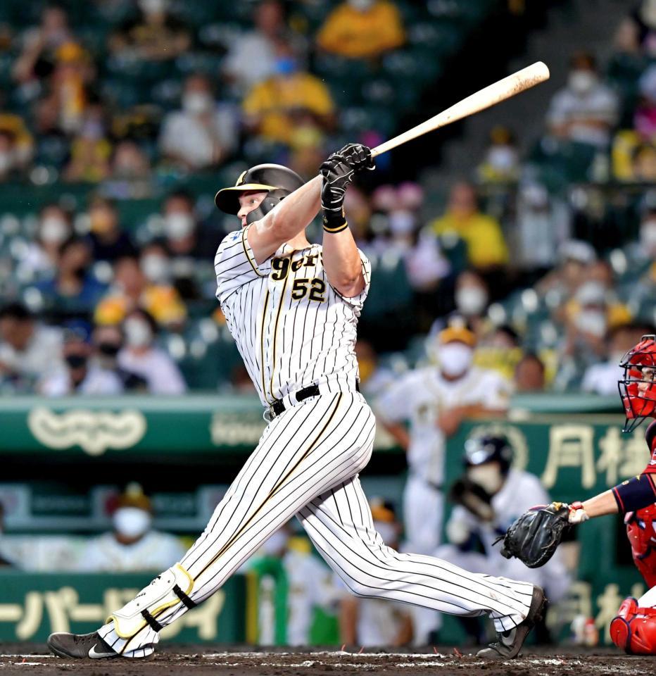 　６回、バックスクリーン左へソロを放つサンズ