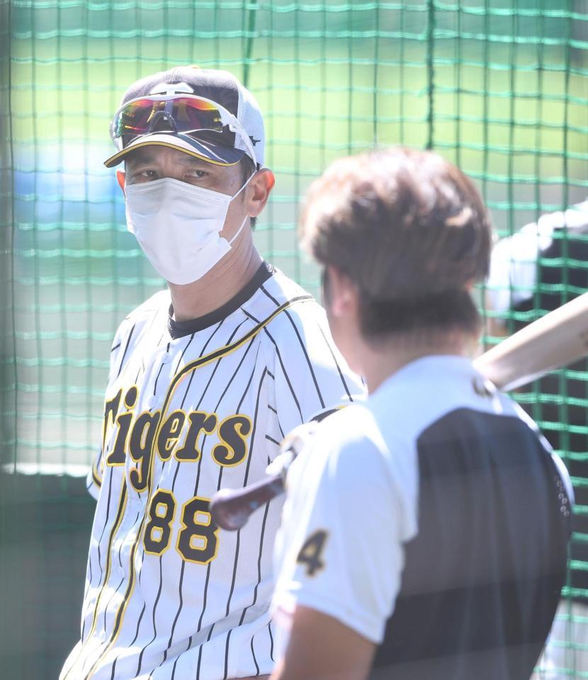 　試合前、梅野（右）に声をかける矢野監督（撮影・北村雅宏）