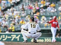 ４回、阪神・藤浪は広島・長野に四球を与えグラウンドにしゃがみ込む＝甲子園（撮影・山口登）