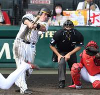 ５回、猛打賞となる中前打を放つボーア（撮影・飯室逸平）