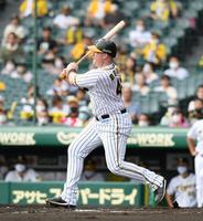 １回、阪神・ボーアは右前に適時打を放つ＝甲子園（撮影・山口登）