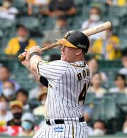 ３回、ボーアは中前に勝ち越し適時打を放つ（撮影・山口登）