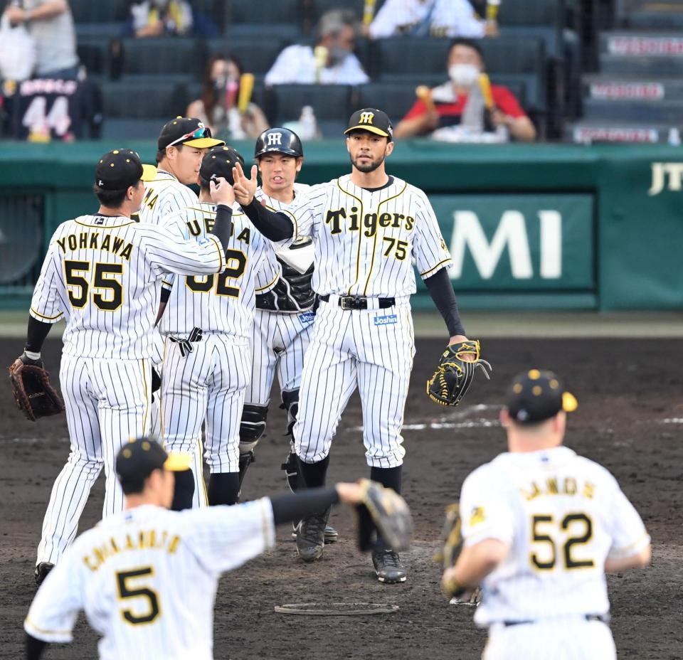 勝利のハイタッチを交わすスアレスら阪神ナイン＝甲子園（撮影・飯室逸平）