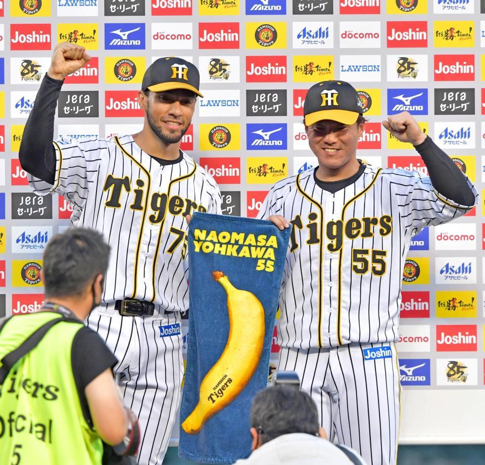 お立ち台で笑顔を見せる阪神・陽川（右）とスアレス＝甲子園（撮影・立川洋一郎）