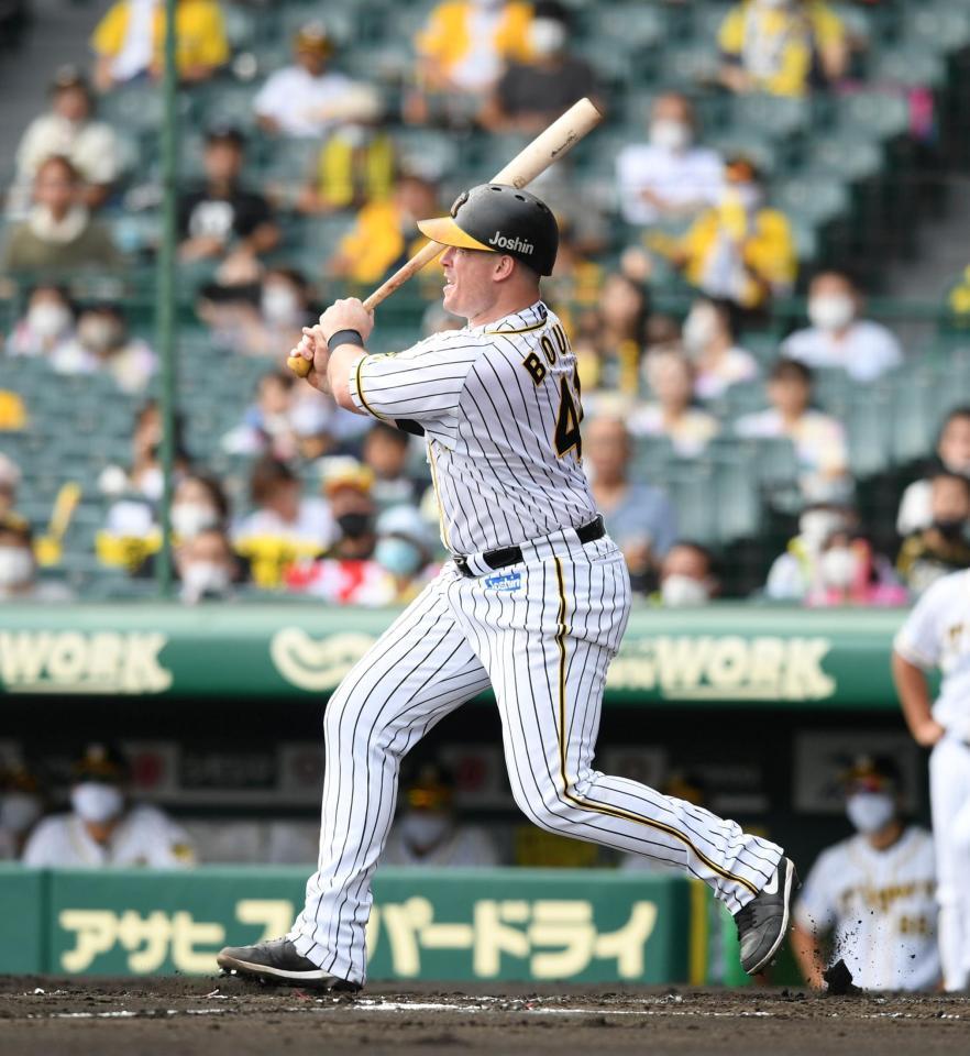 １回、阪神・ボーアは右前に適時打を放つ＝甲子園（撮影・山口登）