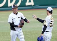 キャッチボールお終え、ボールの握りで話をする阪神・高橋遥人（左）と阪神・青柳晃洋＝甲子園（撮影・田中太一）
