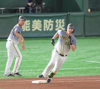 ４回、二塁打を放ち一塁を回る阪神・サンズ＝東京ドーム（撮影・堀内翔）