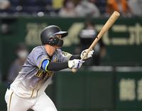 　６回、右中間にこの日本目となるソロを放つ阪神・近本光司