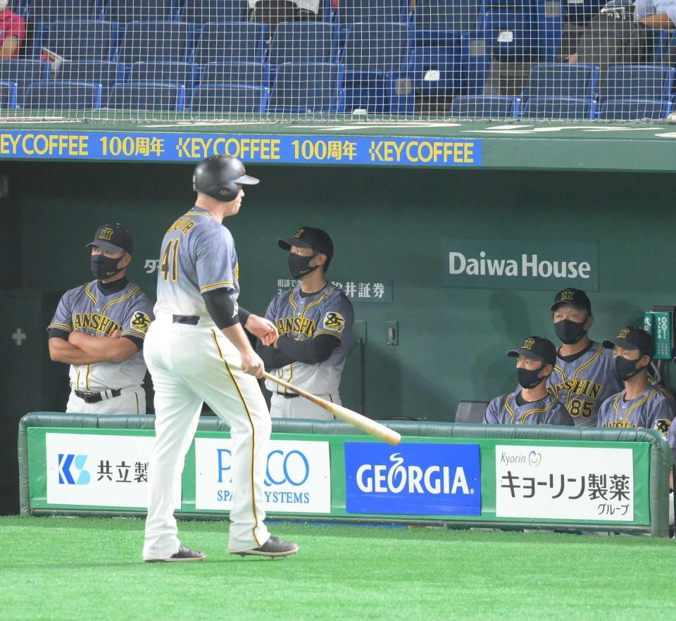 　９回、ベンチから試合を見つめる矢野監督（中央）。手前は空振り三振に倒れたボーア