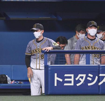 ９回、福留が投ゴロに倒れ、ゲームセット。残念がる矢野監督（左）＝ナゴヤドーム（撮影・北村雅宏）