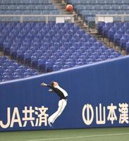 試合前、ボールを上方に投げる阪神・近本（撮影・北村雅宏）