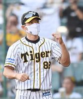 拳をにぎりファンに挨拶へ向かう矢野監督（撮影・飯室逸平）