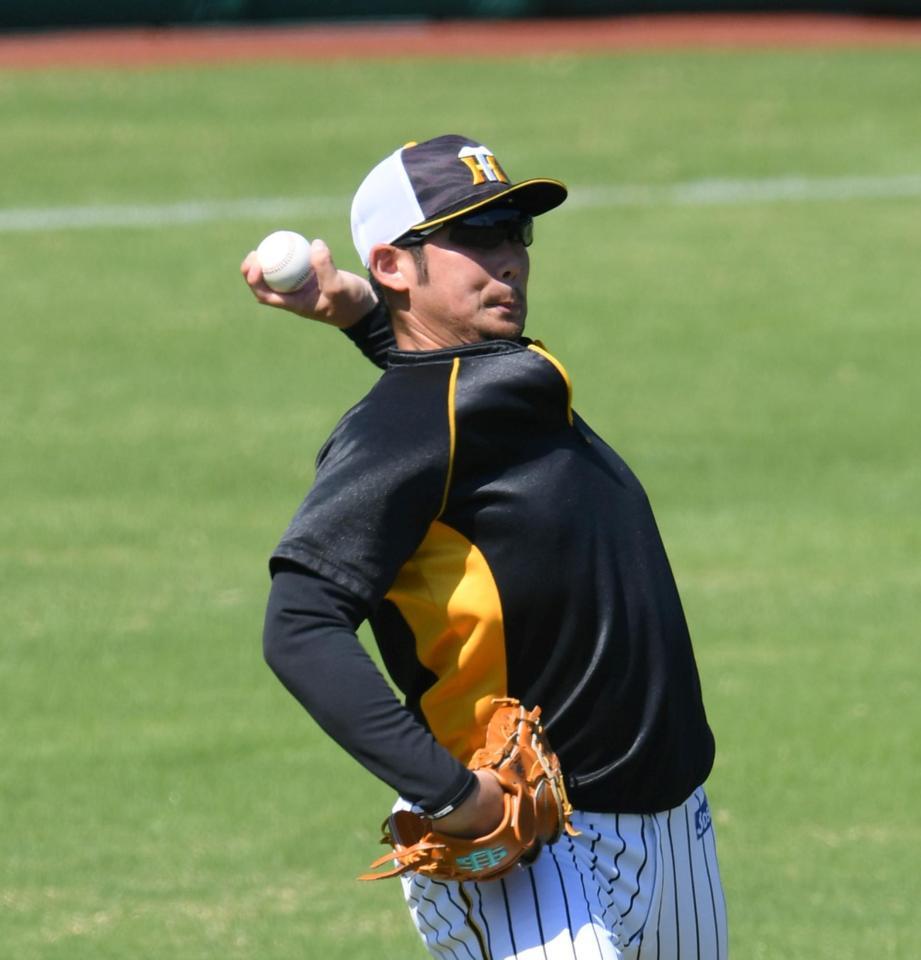 キャッチボールする阪神・岩田稔（撮影・山口登）