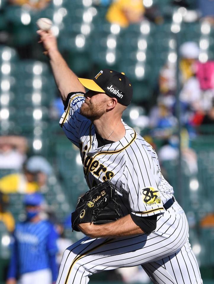 ６回から２番手で登板する阪神・エドワーズ＝甲子園（撮影・北村雅宏）