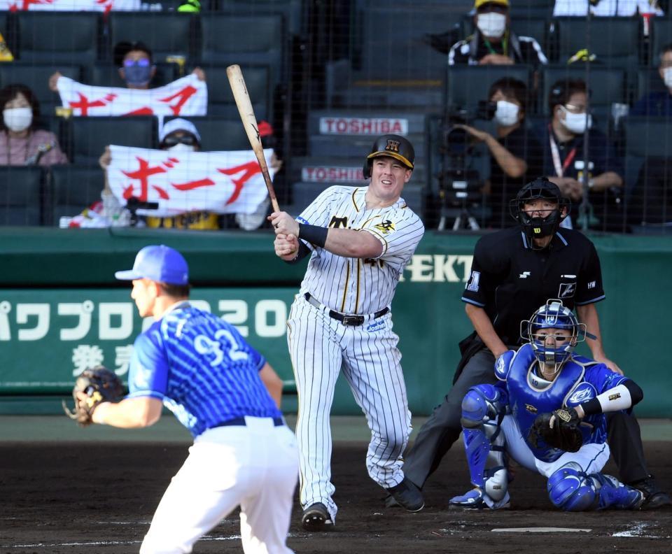 ８回阪神無死二塁、阪神・ボーアは右前に勝ち越し打を放つ＝甲子園（撮影・山口登）