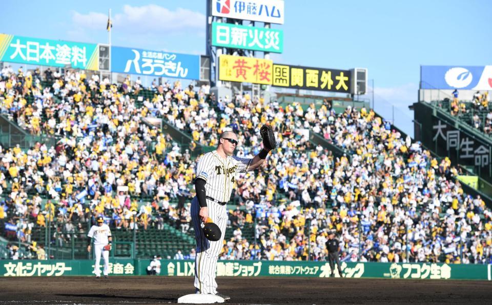 ６回、同点となるソロを放ち、スタンドのファンの声援に応えるボーア