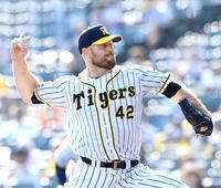 　６回、力投するエドワーズ