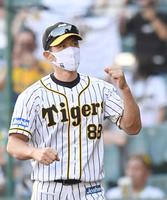 　拳をにぎりファンにあいさつへ向かう矢野監督　