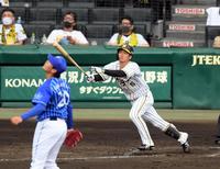　３回、近本は右越に先制２ランを放つ（投手・坂本）＝撮影・山口登