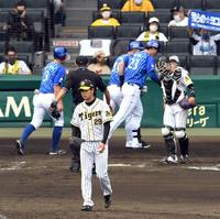 ５回ＤｅＮＡ無死一・二塁、阪神・高橋遥人はＤｅＮＡ・オースティンに逆転３ランを許す＝甲子園（撮影・山口登）