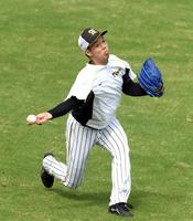 キャッチボールする青柳（撮影・山口登）