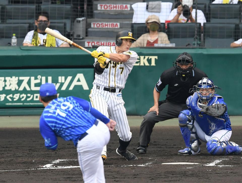 ６回、糸井は左前に同点適時打を放つ