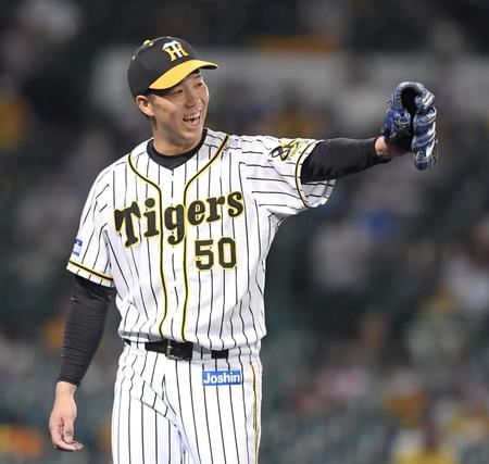 ５回、糸原の好守でピンチを切り抜けた青柳はグラブを掲げて喜ぶ