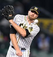 ７回、オースティンの打球にグラブを出すも安打を許すエドワーズ