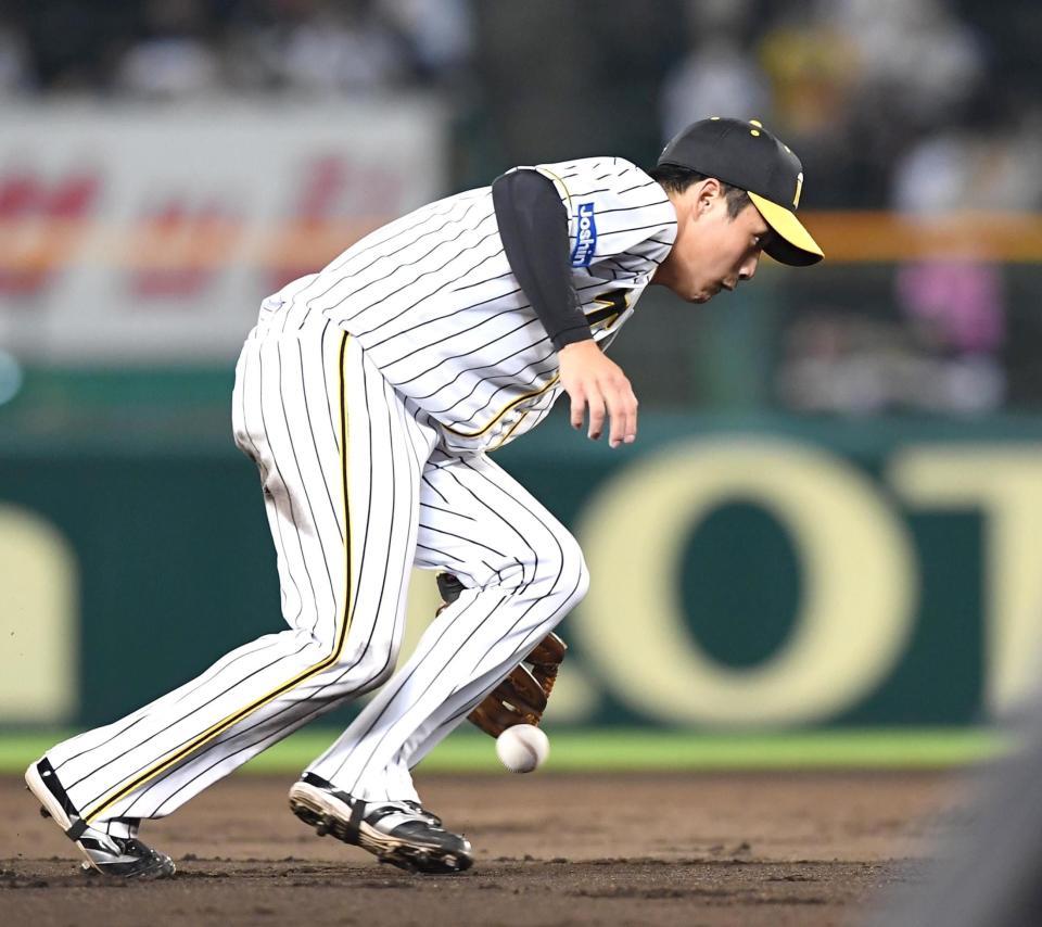 ５回、柴田の放ったゴロを後逸する木浪