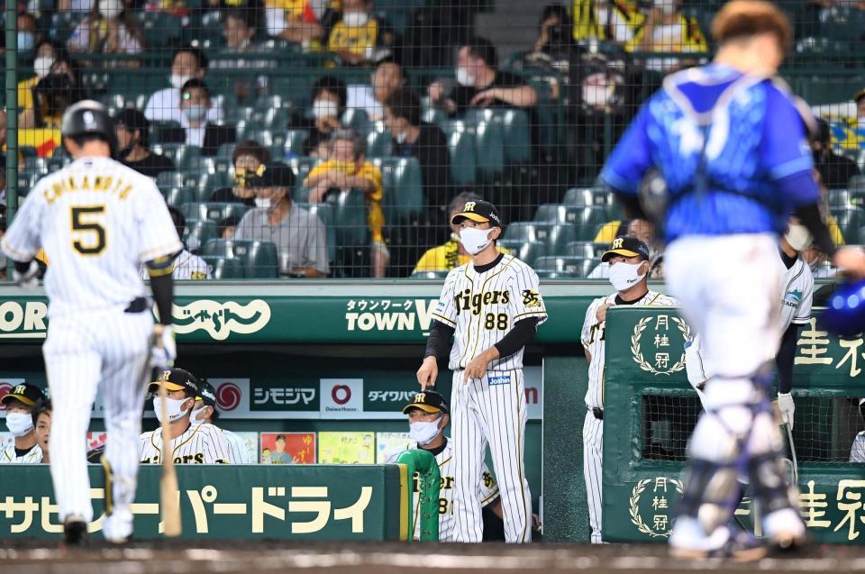 ６回、荒木の二盗アウトの判定にリクエストする矢野監督（中央）（左手前は空振り三振に倒れ、ベンチに戻る近本）