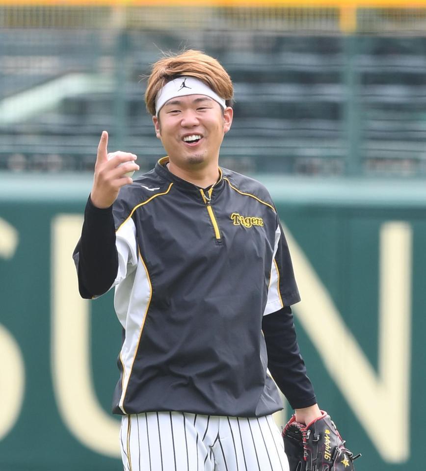 　キャッチボールの合間に笑顔を見せる西勇（撮影・飯室逸平）