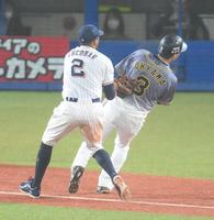 ６回、タッチアウトになる三走大山＝神宮球場（撮影・堀内翔）