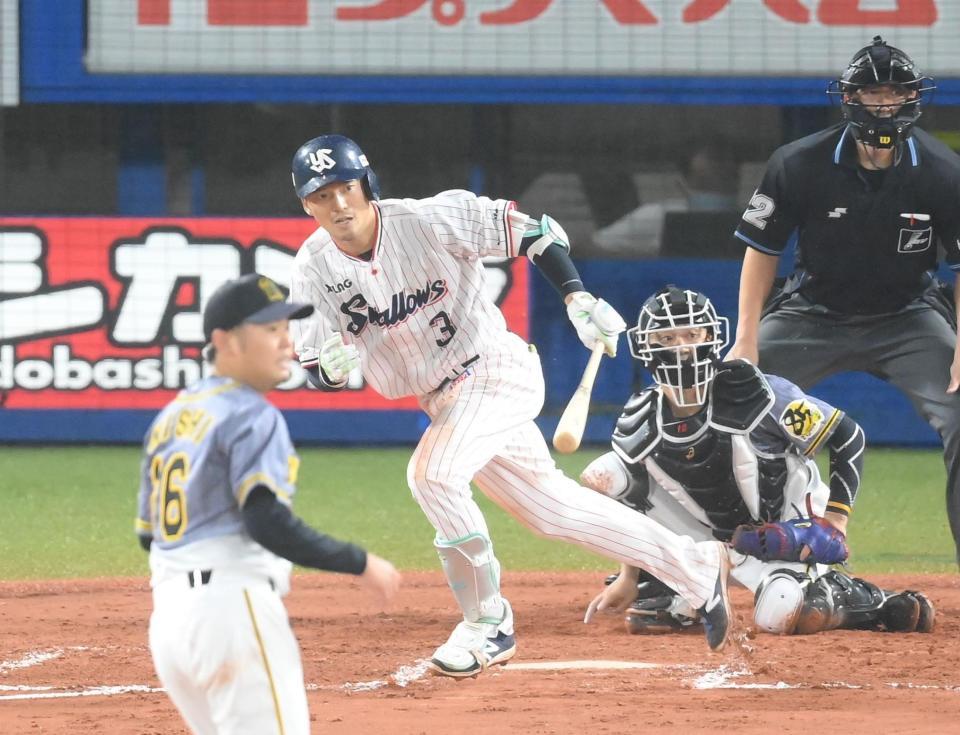 ６回、西浦が勝ち越しの左前適時打を放つ（投手・西勇）＝神宮球場（撮影・堀内翔）