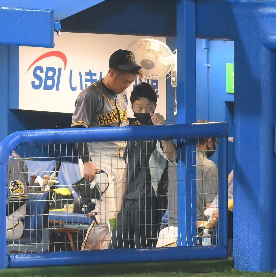 ６回終了後にベンチを後にする西勇＝神宮球場（撮影・堀内翔）