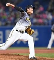 ５回からリリーフで力投する阪神・藤浪（撮影・飯室逸平）