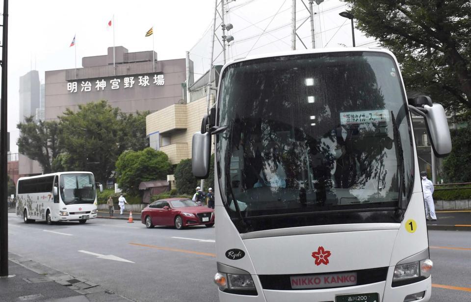 　阪神の選手を乗せたバスが神宮球場に到着