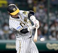 ４回阪神２死満塁、左前へ逆転適時打を放つ阪神・原口文仁＝甲子園（撮影・田中太一）