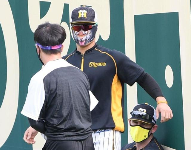 阪神がコロナ感染対策 マスクを着けて試合前練習/阪神タイガース
