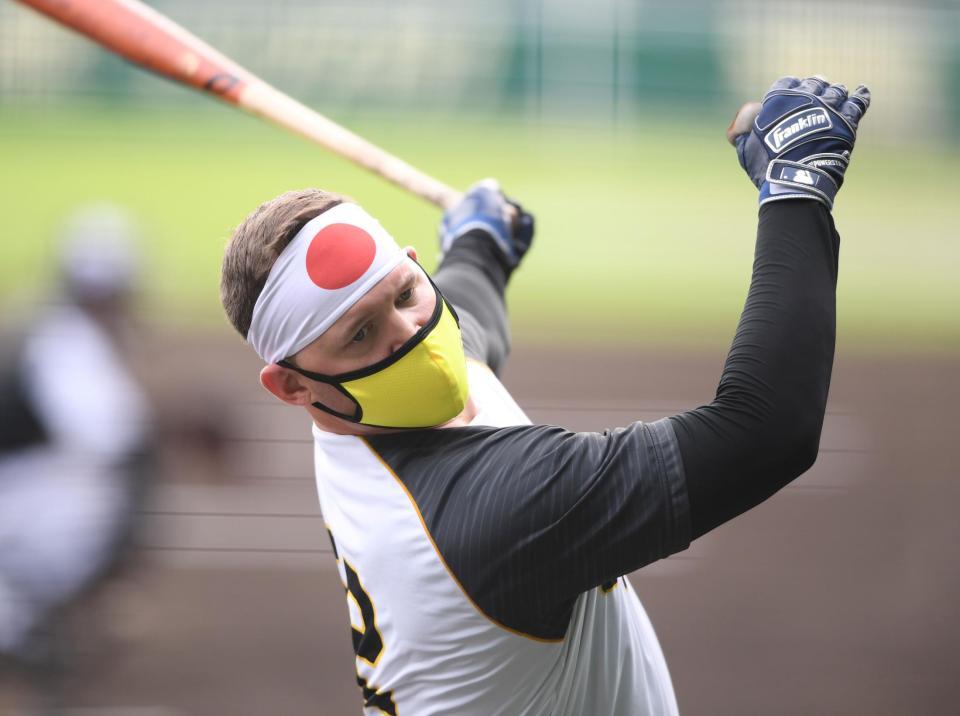 日の丸のヘアバンド、マスク姿で打撃練習をする阪神・サンズ（撮影・田中太一）